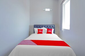 Desk, laptop workspace, free WiFi, bed sheets - Capital O 90336 Olive Guest House (Surabaya)
