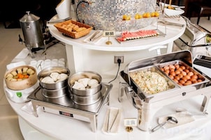 Ein reichhaltiges Buffet mit verschiedenen Speisen und Küchengeräten.