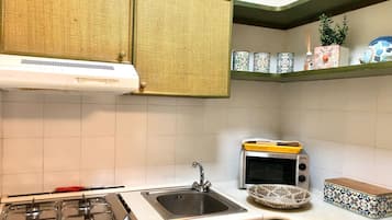 Kühlschrank, Mikrowelle, Wasserkocher mit Kaffee-/Teezubehör