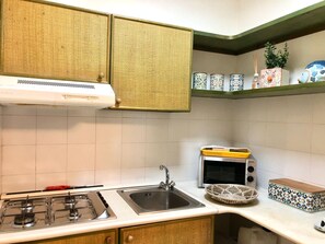 Kühlschrank, Mikrowelle, Wasserkocher mit Kaffee-/Teezubehör