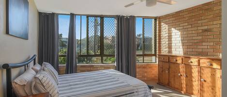 2 bedrooms, iron/ironing board, Internet, bed sheets