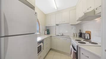 Geladeira, micro-ondas, fogão, cooktop