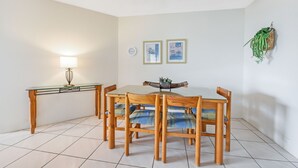 Dining - 2 Bedroom Unit-Ocean View, Pool, Mini Golf & more! (Sunshine Coast)