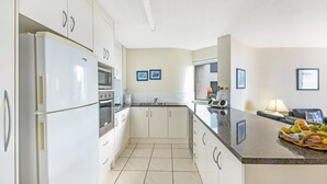 Fridge, microwave, oven, stovetop - 2 Bedroom Unit-Ocean View, Pool, Mini Golf & more! (Sunshine Coast)