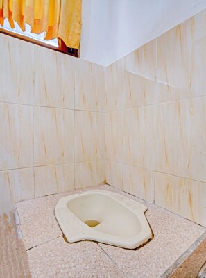 Chambre double | Salle de bain | Douche, serviettes fournies