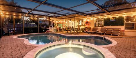 Alberca al aire libre y alberca climatizada