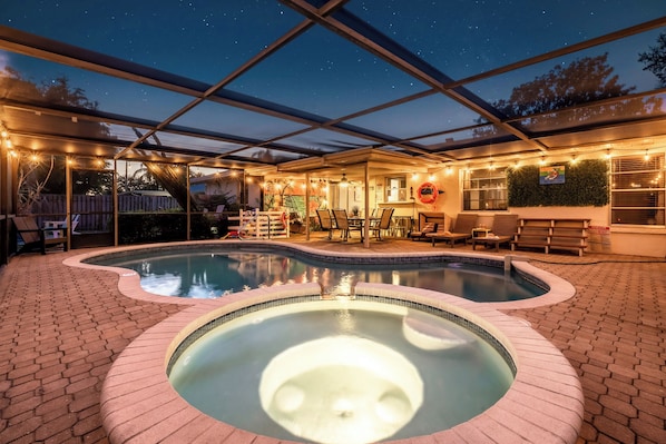 Alberca al aire libre y alberca climatizada