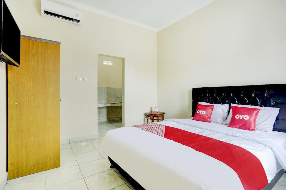 Desk, laptop workspace, free WiFi, bed sheets