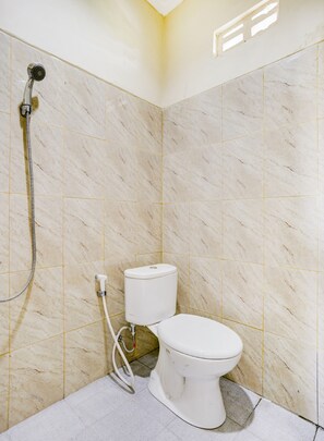 Standard Double Room | Bathroom | Shower, towels - Hotel O Pondok Dukuh (Nusa Dua)