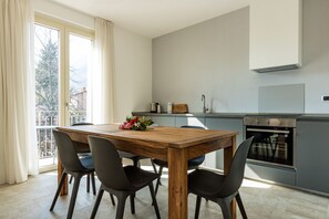 Wasserkocher mit Kaffee-/Teezubehör, Kühlschrank, Mikrowelle, Ofen