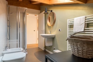 Douche, sèche-cheveux, bidet, serviettes fournies