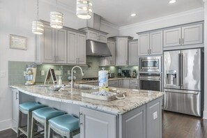 ثلاجة، ميكروويف، فرن، موقد طهي مسطح