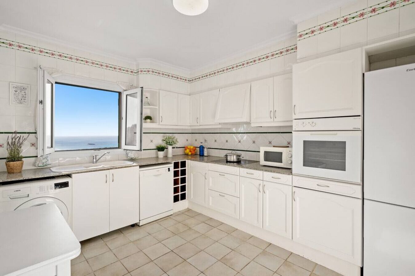 Réfrigérateur, micro-ondes, four, lave-vaisselle