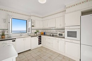 Refrigerador, microondas, horno y lavavajillas 