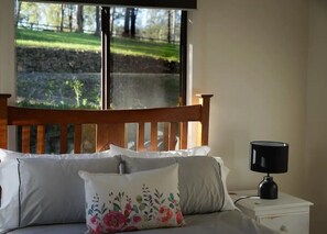 1 bedroom - Adorable private creekside cabin with outdoor bath (KURRAJONG)