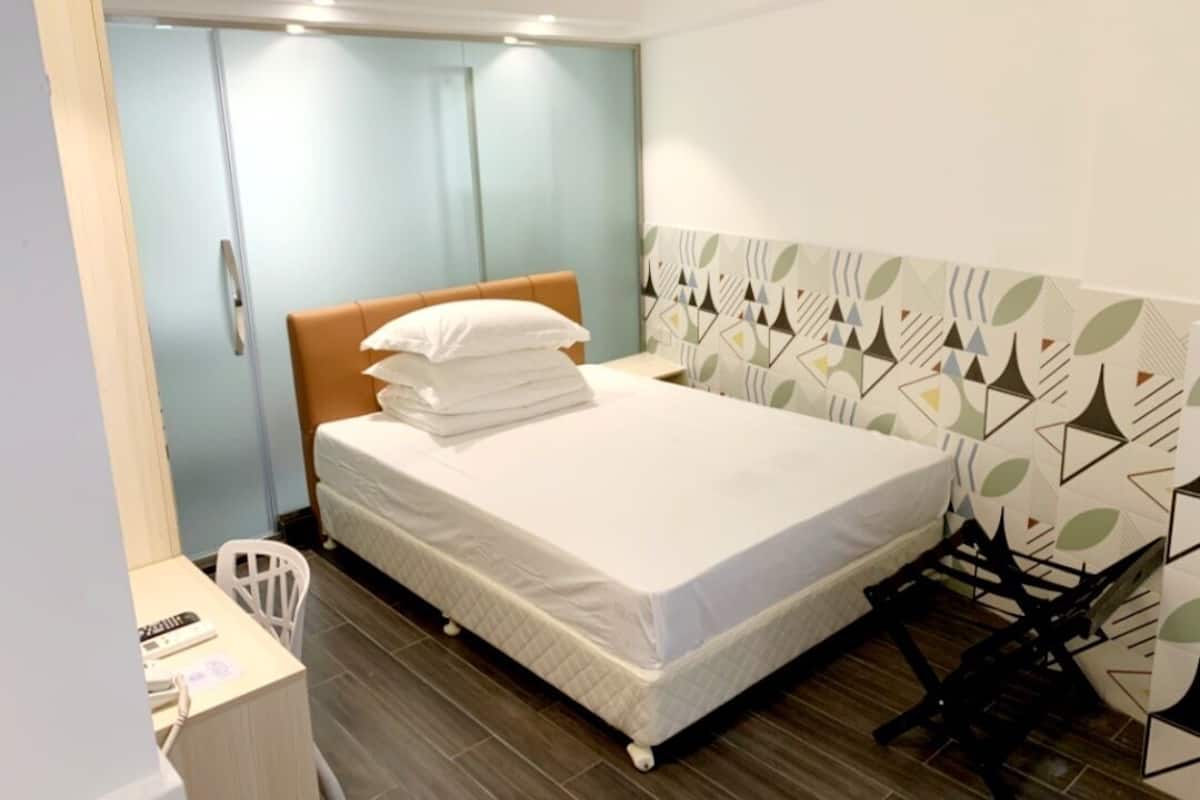 Une chambre à coucher avec un lit, un bureau et une chaise.