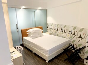 Desk, laptop workspace, free WiFi, bed sheets - Pensao Elegante Ruins of St. Paul (Macau)