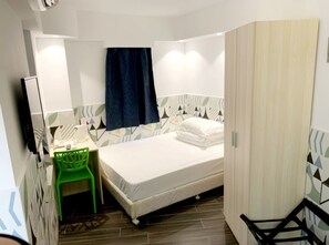 Bureau, espace de travail pour ordinateur portable, Wi-Fi gratuit