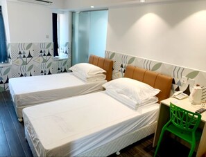 Bureau, espace de travail pour ordinateur portable, Wi-Fi gratuit