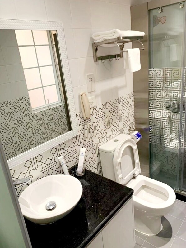 Shower, hydromassage showerhead, free toiletries, hair dryer - Pensao Elegante Ruins of St. Paul (Macau)
