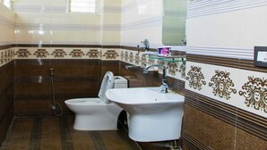Ein Badezimmer mit Toilette, Bidet und Waschbecken.