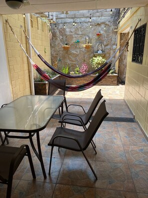 Outdoor dining - Beautiful House in Residential Villas de Miramonte (San Salvador)