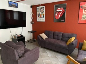 TV - Beautiful House in Residential Villas de Miramonte (San Salvador)