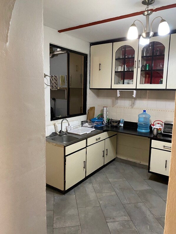 Private kitchen - Beautiful House in Residential Villas de Miramonte (San Salvador)