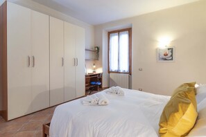 Une chambre à coucher avec un lit, un bureau et une armoire.