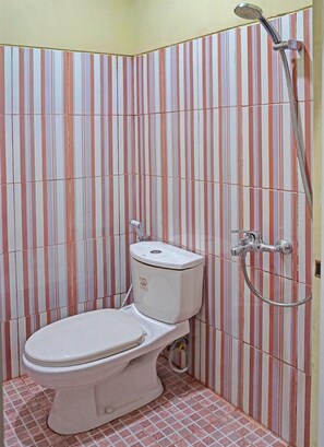 Standard Double Room | Bathroom | Shower, bidet, towels