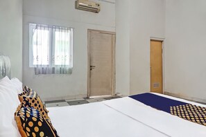 Dobbeltrom | Skrivebord, skrivebord for bærbar PC, wi-fi (inkludert) og sengetøy