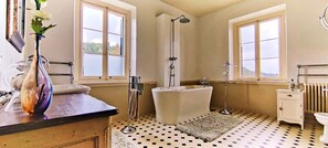 Regadera, secadora de cabello, bidet, toallas 