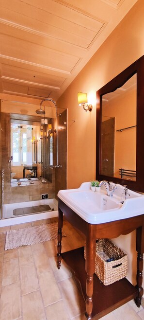 Douche, séchoir à cheveux, bidet, serviettes fournies