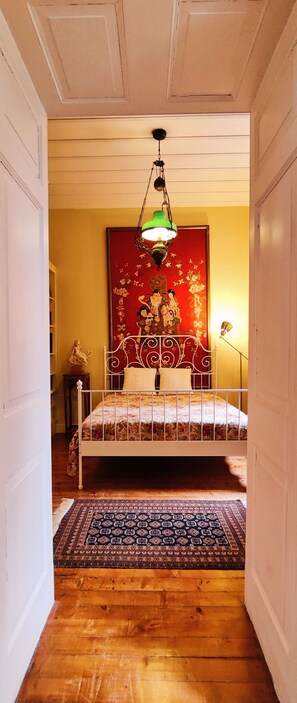 5 slaapkamers, een bureau, een strijkplank/strijkijzer, internet