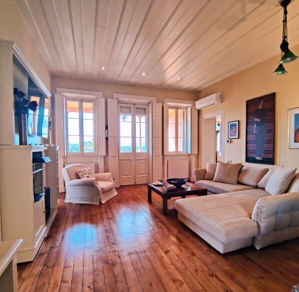 Smart-TV, Kamin, DVD-Player, Bücher