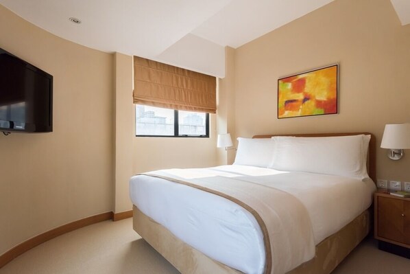 Couette en duvet, bureau, fer et planche à repasser