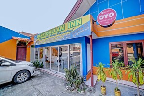 A building with a sign for 'Darussalam Inn' and 'OYO Darussalam Inn'. - Hotel O Darussalam Inn (Medan)