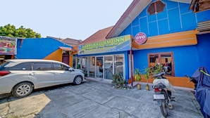 A building with a sign for 'DARRUSALLAM INN' and a 'YO' logo. - Hotel O Darussalam Inn (Medan)
