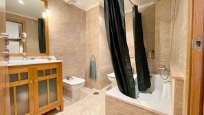 シャワー、ヘアドライヤー、タオル