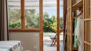 4 bedrooms, in-room safe, iron/ironing board, travel cot