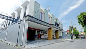 A building with a sign reading "AHAYA GUEST HOUSE" and a sign for "INGAN BLOKE E". - OYO 90859 Cahaya Guest House (Denpasar)