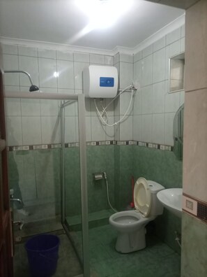 Shower, rainfall showerhead, free toiletries, bathrobes - Setavin Hotel (Musoma)