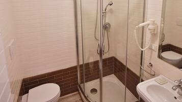 Doccia, asciugacapelli, bidet, asciugamani