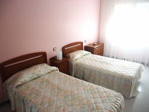 1 bedroom, bed sheets