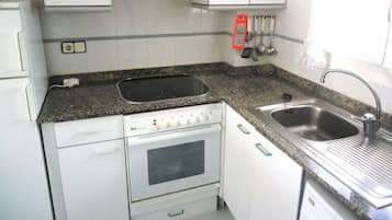 Een koffiezetapparaat/waterkoker, een koelkast, een magnetron, een oven