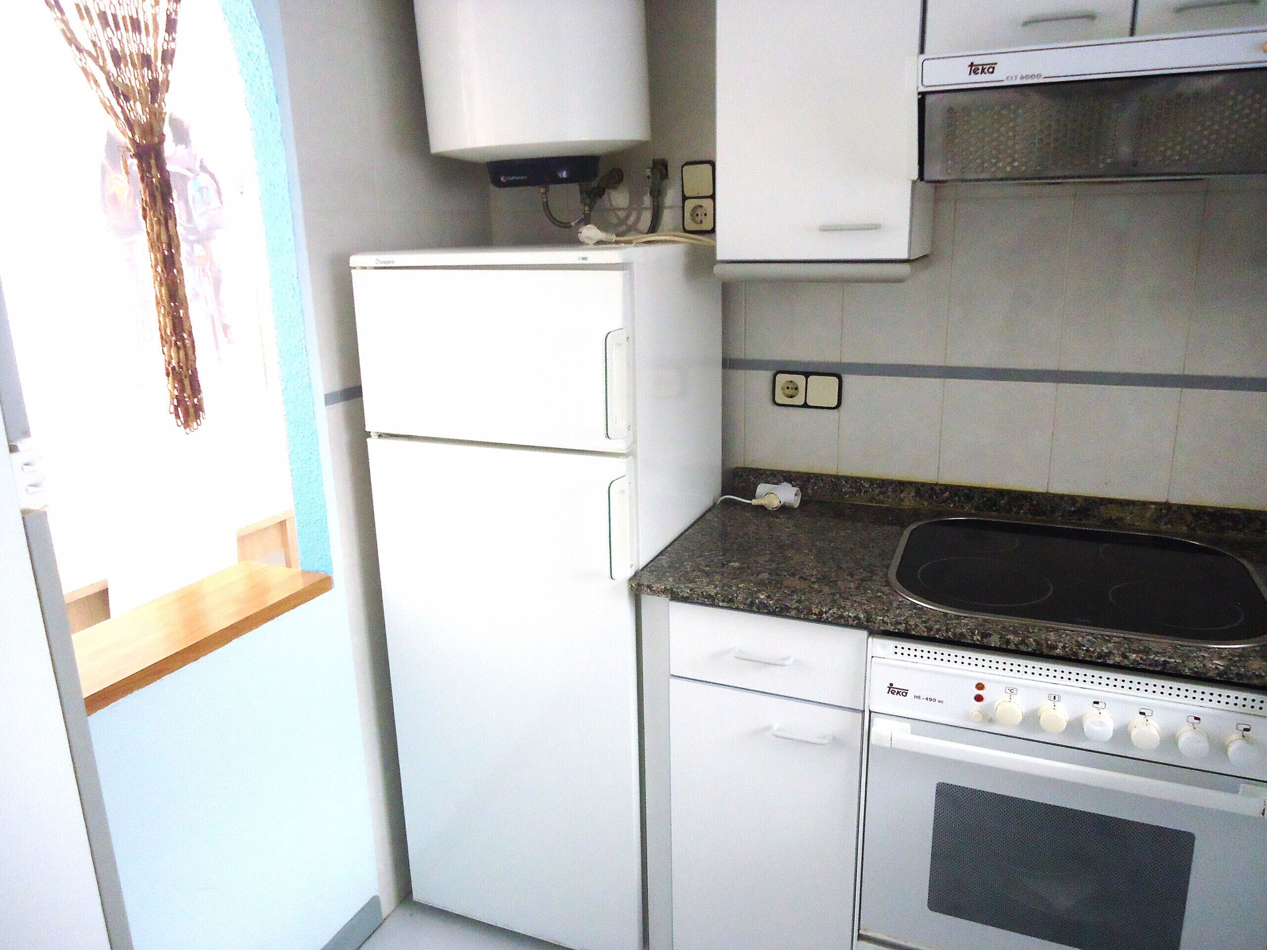 Kühlschrank, Mikrowelle, Ofen, Wasserkocher mit Kaffee-/Teezubehör