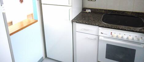 Réfrigérateur, micro-ondes, four, cafetière/bouilloire