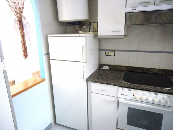 Fridge, microwave, oven, coffee/tea maker