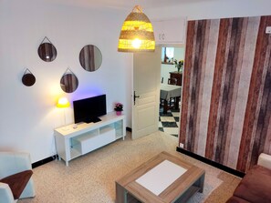 TV, fireplace, books - Lovely big house in Stone - closed by the rivers (Saint-Alban-Auriolles)