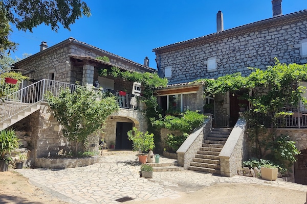 le gite : la maison de gauche
Cour commune, mais entrée indépendante